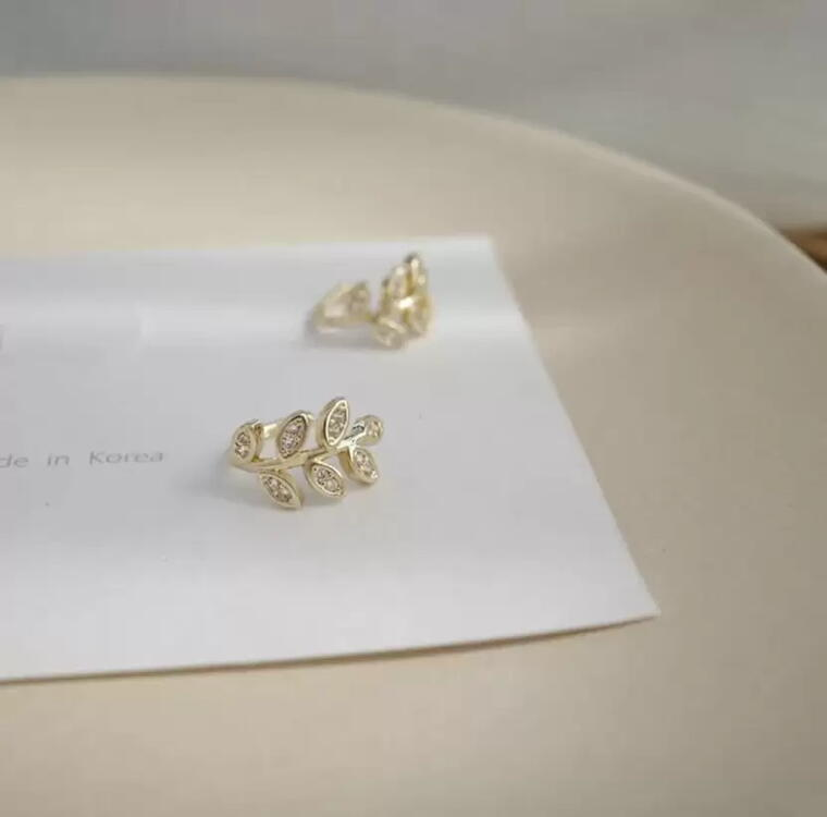 Trendy Leaf Ear Cuff for Women