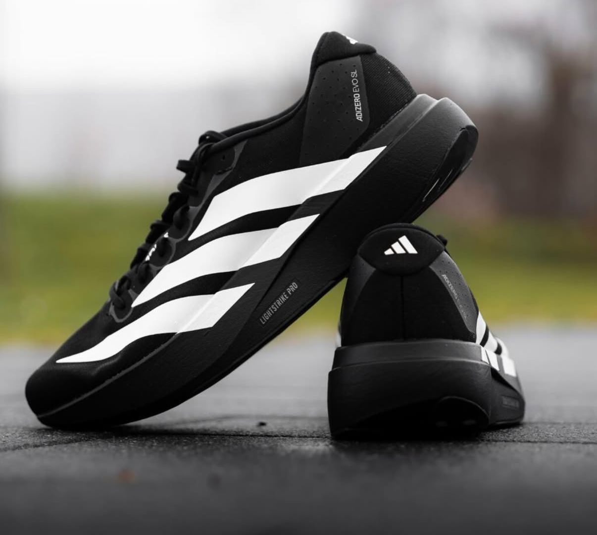 Pro-Grade Featherlight Black Trainers – Optimal Comfort & Performance