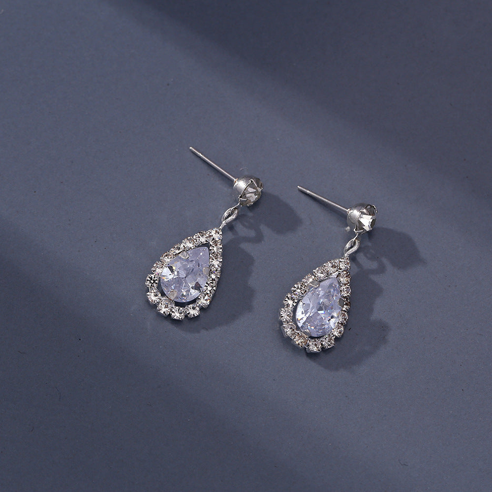 Elegant Drop-Shaped Diamond Earrings – Sparkle in Simplicity